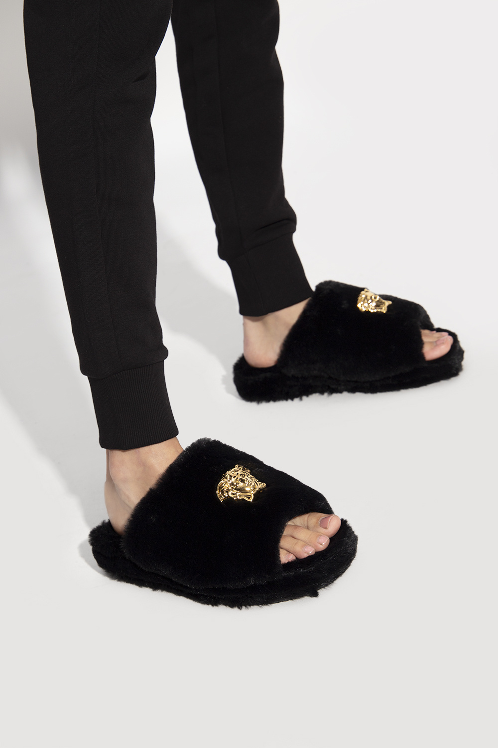 Kobe slippers discount